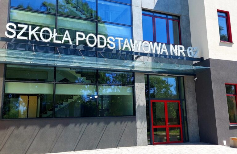 Szkoła podstawowa z zewnątrz