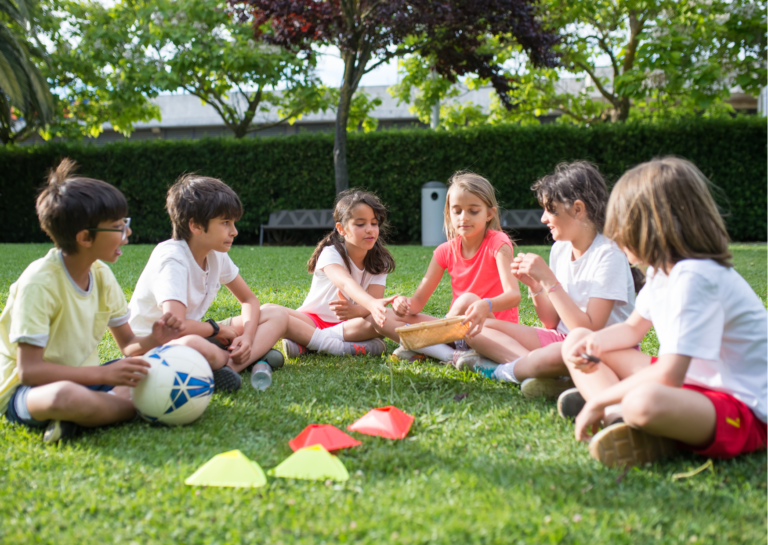 siedzące dzieci na trawniku